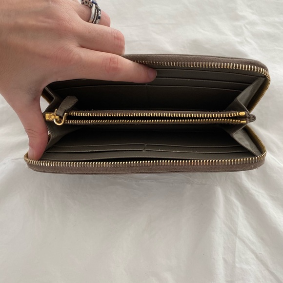 WELL LOVED PRADA SAFFIANO WALLET IN GRAY - Picture 5 of 5